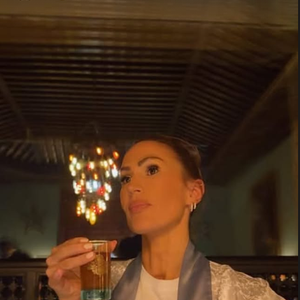 Elle a en effet retrouvé son amie Demdem, l'ancienne compagne du chanteur Gims, au prestigieux hôtel cinq étoiles Fairmont.
Vitaa profite d'une soirée avec Demdem à Marrakech.