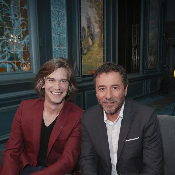 Bernard Montiel présente un nouveau numéro d'"Olympiascope".

Exclusif - Amaury Vassili, Bernard Montiel - Enregistrement de l'émission "OlympiaScope", présentée par B.Montiel sur Olympia TV, une chaîne du groupe Canal+ et en replay sur myCANAL. 
© Jack Tribeca / Bestimage