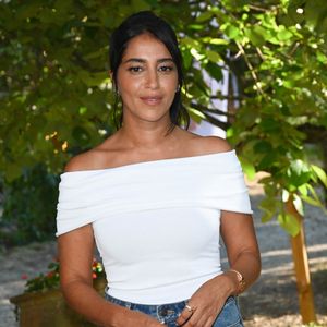 Leïla Bekhti en est une adepte et a fait sensation en arborant une veste en jean signée Superstitch lors d'une interview pour le journal Le Monde. Avec son allure folle et décontractée, l'actrice est devenue une véritable égérie officieuse de la griffe.
Leïla Bekhti au photocall du film “C'est Mon Homme” lors du 15ème festival du film francophone de Angoulême, France, le 27 août 2022. © Coadic Guirec/Bestimage