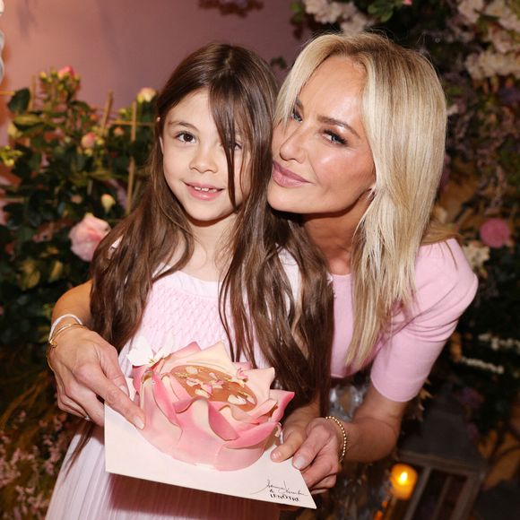 Nina, la fille d'Adriana Karembeu n'a que 7 ans, mais elle a déjà tout d'une grande de la mode...

Adriana Karembeu et sa fille Nina assistent au Lenotre Cocktail By Adriana Karembeu qui se tient au Pre Catelan à Paris, France.   Photo par Jerome Domine/ABACAPRESS.COM.