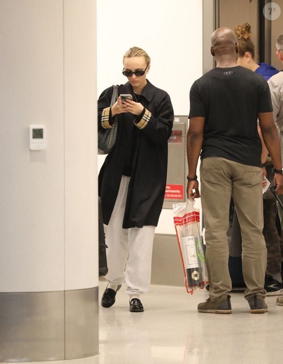 "Il y en a trois : du sommeil, de l'eau, du plaisir...", a-t-elle ainsi indiqué.

Lily-Rose Depp arrive à Los Angeles, en 2024