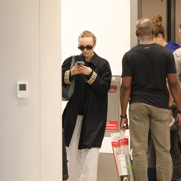 "Il y en a trois : du sommeil, de l'eau, du plaisir...", a-t-elle ainsi indiqué.

Lily-Rose Depp arrive à Los Angeles, en 2024