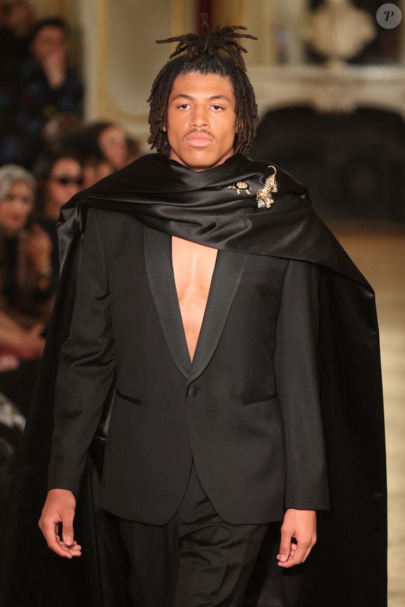 Henry Samuel Klum (fils de Heidi Klum et Seal) défile lors du défilé Lena Erziak Women's Haute-Couture Spring/Summer 2025 dans le cadre de la semaine de la mode à Paris, France, le 28 janvier 2025. Photo par Jerome Dominé/ABACAPRESS.COM