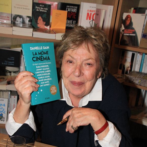 Il s'agit de Danielle Gain, qui aura été son agente pendant plus de 25 ans

Exclusif - Danielle Gain - D.Gain dédicace son livre "La môme Cinéma" à la librairie "Autour d'un livre" (Ed. JC Lattès) lors du 77ème Festival International du Film de Cannes (14 - 25 mai 2024), le 24 mai 2024. Agente de stars depuis plusieurs décennies, elle a inspiré le personnage d'Arlette dans la série "Dix pour cent".  
© Philippe Baldini / Bestimage
