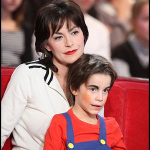 Lio et son fils Diego lors de l'enregistrement de l'émission "Vivement dimanche" .  © Guillaume Gaffiot/Bestimage