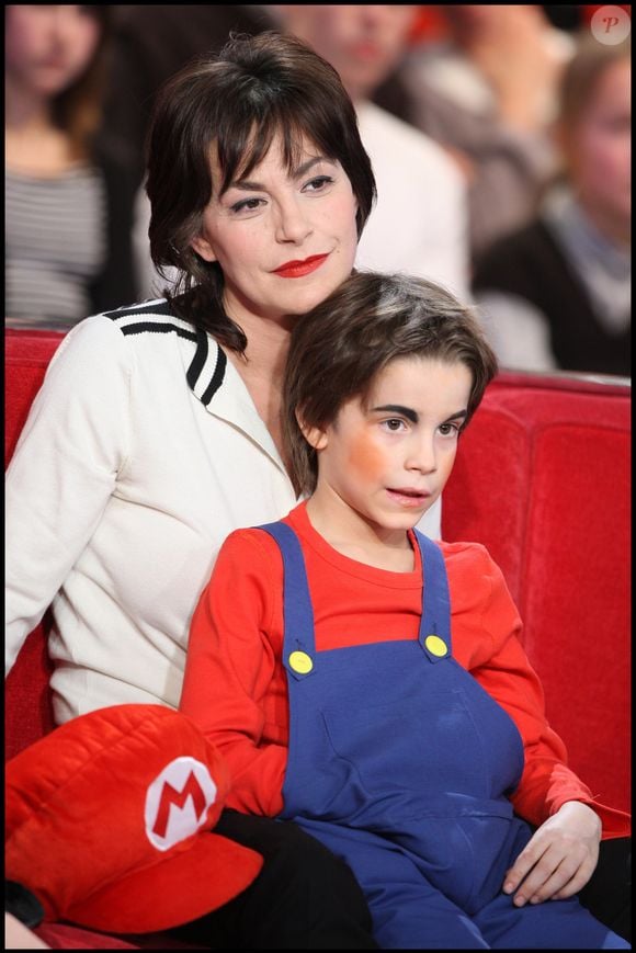 Lio et son fils Diego lors de l'enregistrement de l'émission "Vivement dimanche" . © Guillaume Gaffiot/Bestimage