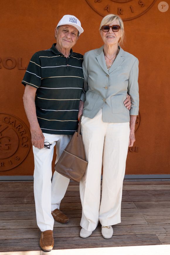 Ou encore Chantal Ladesou et son mari Michel Ansault.
Chantal Ladesou et son mari Michel Ansault au village lors des Internationaux de France de Tennis de Roland Garros 2026. Paris, le 1er juin 2026.
© Jacovides / Moreau / Bestimage
