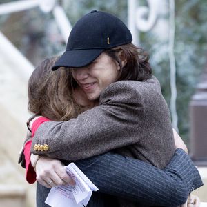 Lou Doillon et Charlotte Gainsbourg - Inauguration de la passerelle Jane Birkin devant les 41-43 quai de Valmy à Paris le 13 décembre 2025.
© Cyril Moreau / Bestimage