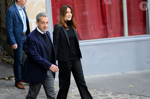 Nicolas Sarkozy, accompagné de sa femme Carla Bruni, sort de son domicile pour être incarcéré à la prison de La Santé à Paris le 21 octobre 2025.

© Bestimage