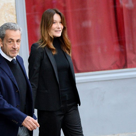 Nicolas Sarkozy, accompagné de sa femme Carla Bruni, sort de son domicile pour être incarcéré à la prison de La Santé à Paris le 21 octobre 2025.

© Bestimage