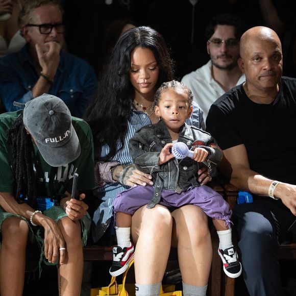 Le visage du petit garçon s'est ensuite illuminé lorsqu'il a enfin vu débarquer son papa qui est venu le prendre dans ses bras. 

Rihanna en Front Row du défilé AWGE "Collection Homme Prêt-à-Porter Printemps/Eté 2026" lors de la Fashion Week de Paris (PFW) Backgrid UK/ Bestimage