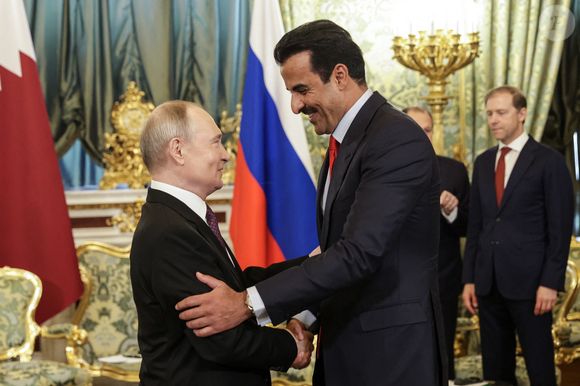 Vladimir Poutine (Vladimir Poutine), président de la Russie, et Cheikh Tamim bin Hamad Al Thani, émir du Qatar, se serrent la main lors d'une réunion au Kremlin de Moscou. Mikhail Sinitsyn/TASS