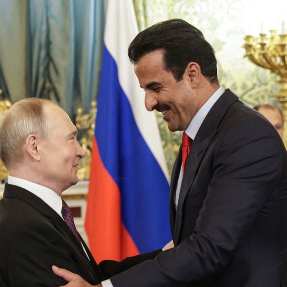 Vladimir Poutine (Vladimir Poutine), président de la Russie, et Cheikh Tamim bin Hamad Al Thani, émir du Qatar, se serrent la main lors d'une réunion au Kremlin de Moscou. Mikhail Sinitsyn/TASS