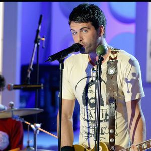 Manu Lanvin se produit sur scène.

Guillaume Gaffiot/Bestimage