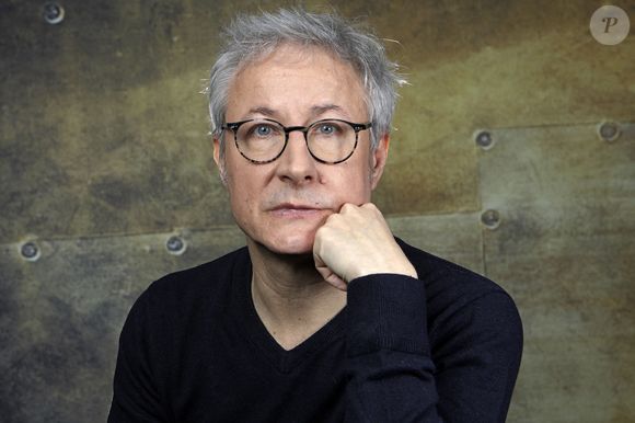"Tu vas nous manquer mon cher Gérard. Et j’ai passé mon mois de juillet à perdre des gens que j’aimais. Et là, j’avoue que c’est un peu beaucoup pour moi. Et ne m’envoyez pas de MP pour me réconforter, ça rajoute de la tristesse à ma peine. Bien à vous"

Exclusif - Rendez-vous avec Alexandre Pesle lors de l'enregistrement de l'émission "L'instant de Luxe" à Paris le 3 mars 2022. © Cédric Periin/Bestimage
