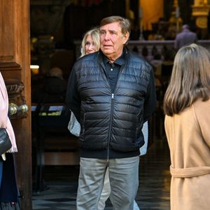 Jean-Pierre Foucault et sa compagne Evelyn Jarre aux obsèques d'Evelyne Leclercq en la cathédrale Sainte-Réparate de Nice, France, le 13 janvier 2026. © Bruno Bebert/Bestimage