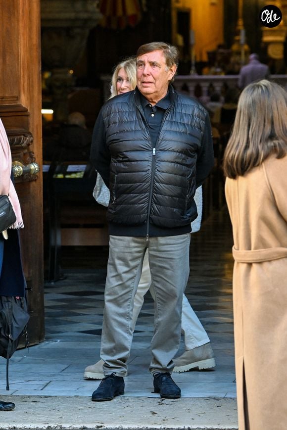 Jean-Pierre Foucault et sa compagne Evelyn Jarre aux obsèques d'Evelyne Leclercq en la cathédrale Sainte-Réparate de Nice, France, le 13 janvier 2026. © Bruno Bebert/Bestimage