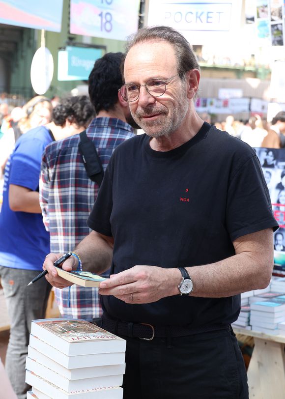 Marc Levy  - Festival du Livre de Paris 2025 au Grand Palais à Paris le 11 avril 2025. © Denis Guignebourg / Bestimage