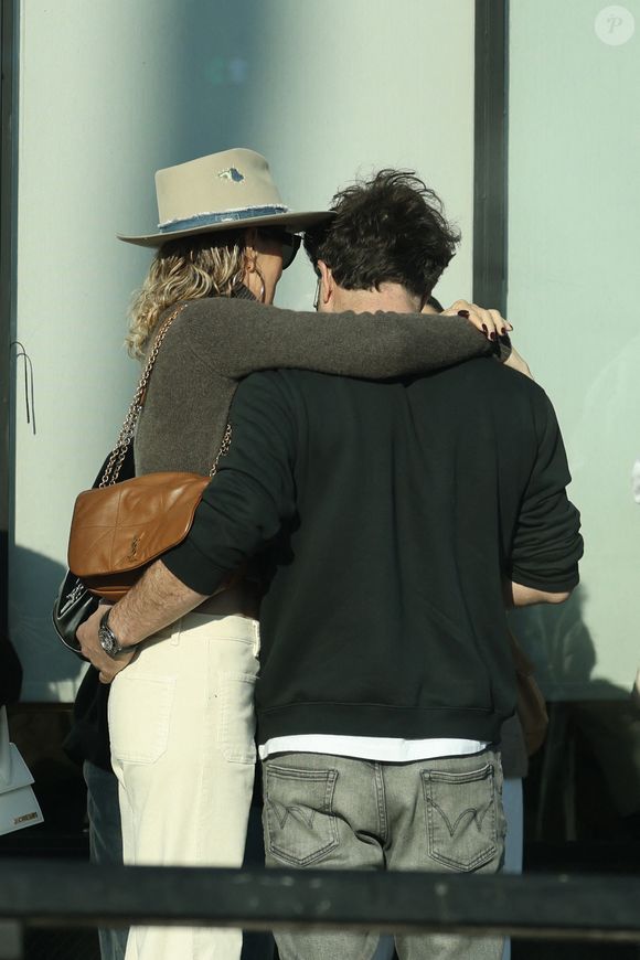 Exclusif - Laeticia Hallyday est allée déjeuner avec son nouveau compagnon Frédéric et ses filles Jade et Joy à Venice le 17 janvier 2025.
Crédit : Agence / Bestimage