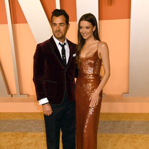 Justin Theroux & Nicole Brydon Bloom lors de la soirée post-Oscars de Vanity Fair en 2025