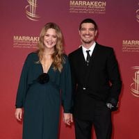 Virginie Efira évoque son histoire avec Niels Schneider, de 10 ans son cadet : "Pour des gens qui s'aiment, le temps s'évanouit totalement"