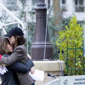 Lou Doillon et Charlotte Gainsbourg - Inauguration de la passerelle Jane Birkin devant les 41-43 quai de Valmy à Paris le 13 décembre 2025. © Cyril Moreau / Bestimage