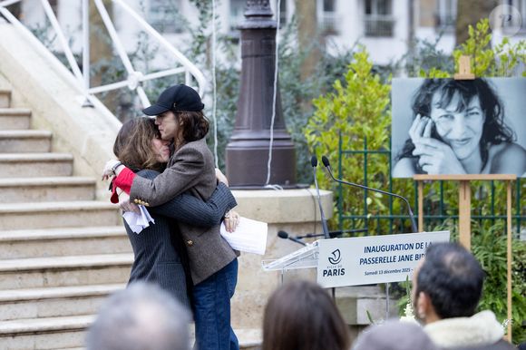 Lou Doillon et Charlotte Gainsbourg - Inauguration de la passerelle Jane Birkin devant les 41-43 quai de Valmy à Paris le 13 décembre 2025. © Cyril Moreau / Bestimage