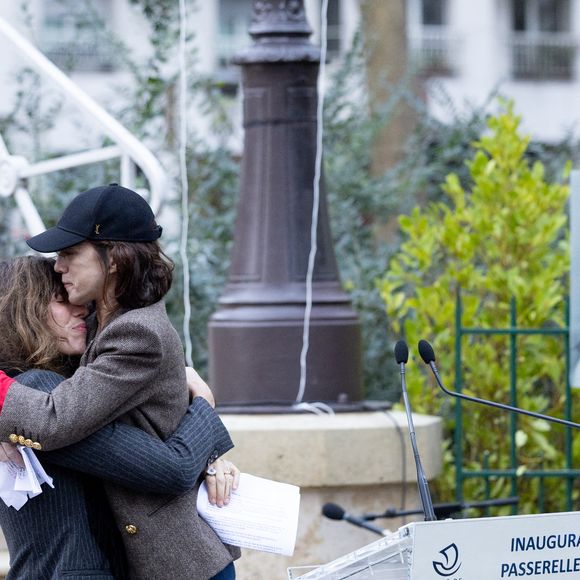 Lou Doillon et Charlotte Gainsbourg - Inauguration de la passerelle Jane Birkin devant les 41-43 quai de Valmy à Paris le 13 décembre 2025. © Cyril Moreau / Bestimage