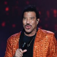 Lionel Richie pris en charge : le chanteur de 77 ans placé en soins intensifs après un concert