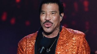 Lionel Richie pris en charge : le chanteur de 77 ans placé en soins intensifs après un concert