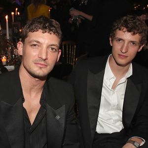 Car si les deux artistes forment aujourd’hui un duo fusionnel, c’est grâce à un homme : Jean-Paul Schneider, le père d’Aliocha et de ses frères Volodia, Vassili et Niels...

Exclusif - Niels Schneider (habillé en Yves Saint-Laurent) et son frère Aliocha Schneider (habillé en Dior) - Le 23 mars 2023 © Bertrand Rindoff Petroff-Olivier Borde / Bestimage