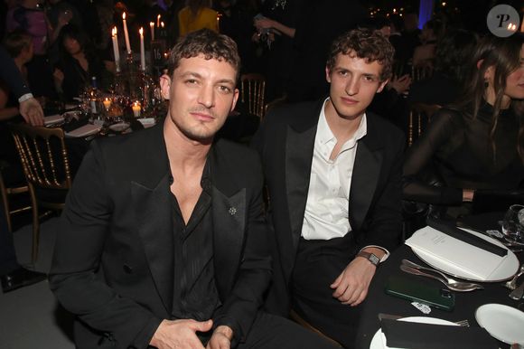 Car si les deux artistes forment aujourd’hui un duo fusionnel, c’est grâce à un homme : Jean-Paul Schneider, le père d’Aliocha et de ses frères Volodia, Vassili et Niels...

Exclusif - Niels Schneider (habillé en Yves Saint-Laurent) et son frère Aliocha Schneider (habillé en Dior) - Le 23 mars 2023 © Bertrand Rindoff Petroff-Olivier Borde / Bestimage