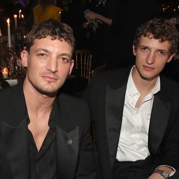 Car si les deux artistes forment aujourd’hui un duo fusionnel, c’est grâce à un homme : Jean-Paul Schneider, le père d’Aliocha et de ses frères Volodia, Vassili et Niels...

Exclusif - Niels Schneider (habillé en Yves Saint-Laurent) et son frère Aliocha Schneider (habillé en Dior) - Le 23 mars 2023 © Bertrand Rindoff Petroff-Olivier Borde / Bestimage