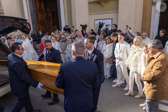 La fille d'Evelyne Leclercq, Céline Olive, lors des funérailles de l'animatrice de télévision française Evelyne Leclercq à la cathédrale Sainte-Reparate de Nice, dans le sud de la France, le 13 janvier 2026.  Photo Shootpix/ABACAPRESS.COM