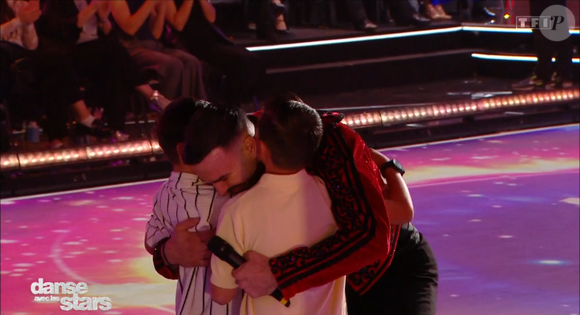 Adil Rami et ses jumeaux dans "Danse avec les stars", capture d'écran TF1.  Le 11 avril 2025.