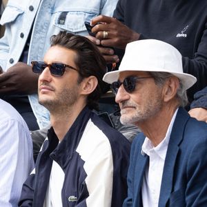 Pierre Niney et son père François dans les tribunes lors des Internationaux de France de Tennis de Roland Garros 2026, à Paris, France, le 5 juin 2026. © Jacovides-Moreau/Bestimage
