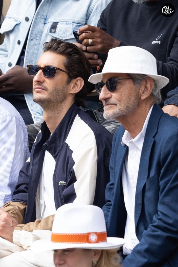 Pierre Niney et son père François dans les tribunes lors des Internationaux de France de Tennis de Roland Garros 2026, à Paris, France, le 5 juin 2026. © Jacovides-Moreau/Bestimage