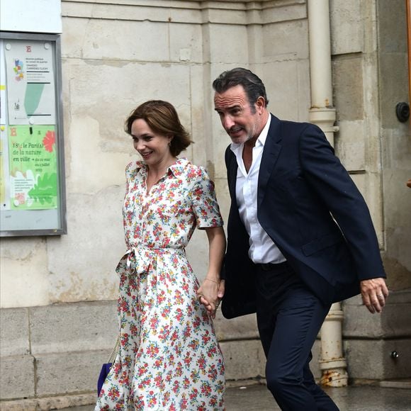 Nathalie Péchalat et son mari Jean Dujardin - Mariage de Claude Lelouch à la mairie du 18ème à Paris. Le 17 juin 2023