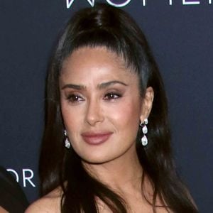 Pour compléter, elle utilise un baume à lèvres avant le maquillage : ces étapes simples assurent un teint frais et lumineux tout au long de la journée.

NEW YORK, NY - 11 SEPTEMBRE : Salma Hayek au quatrième dîner annuel "Caring for Women" de la Fondation Kering au Pool à New York le 11 septembre 2025. © PPS/Bestimage