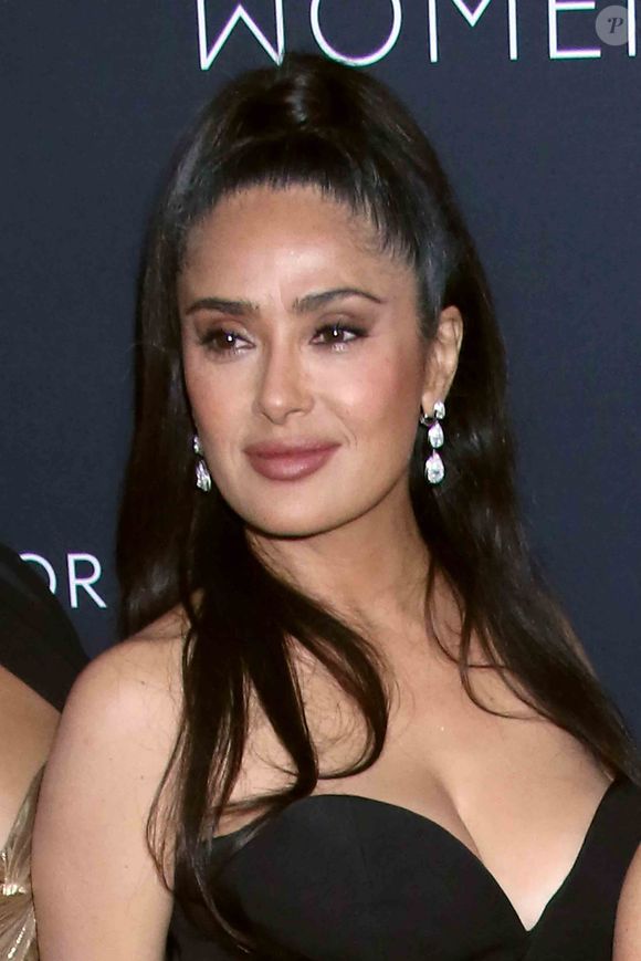 Pour compléter, elle utilise un baume à lèvres avant le maquillage : ces étapes simples assurent un teint frais et lumineux tout au long de la journée.

NEW YORK, NY - 11 SEPTEMBRE : Salma Hayek au quatrième dîner annuel "Caring for Women" de la Fondation Kering au Pool à New York le 11 septembre 2025. © PPS/Bestimage