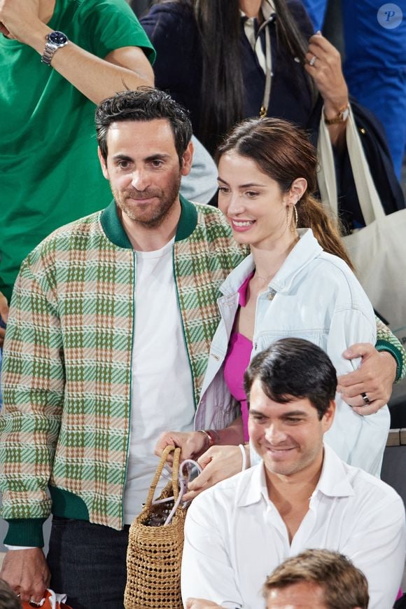 Camille Combal et sa femme Marie en tribunes lors des Internationaux de France de tennis de Roland Garros 2023, à Paris, France, le 6 juin 2023. © Jacovides-Moreau/Bestimage