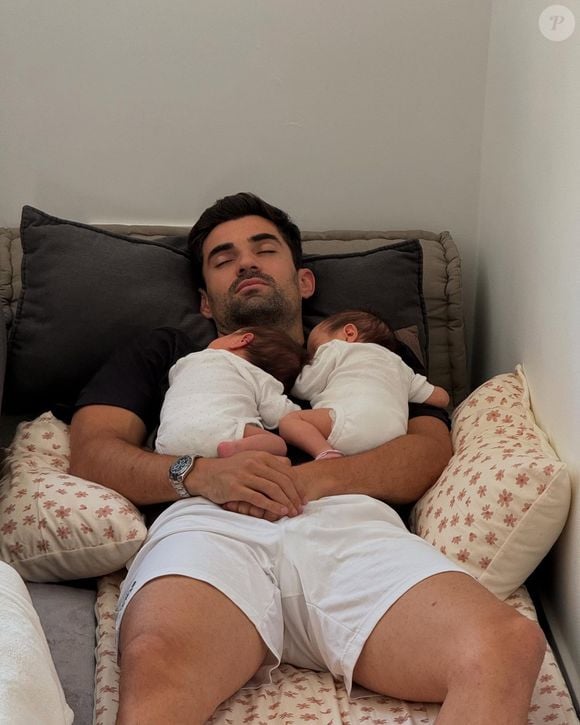 Sur le cliché partagé, nous pouvons les voir en train de se reposer dans les bras de leur père qui en fait de même.

Enzo Zidane avec ses jumelles Giulia et Kaia © Instagram