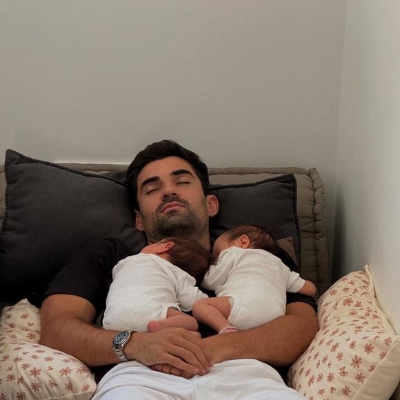 Sur le cliché partagé, nous pouvons les voir en train de se reposer dans les bras de leur père qui en fait de même.

Enzo Zidane avec ses jumelles Giulia et Kaia © Instagram