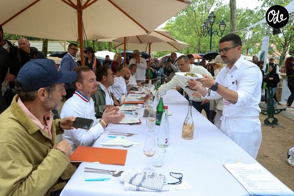 Les Chefs à Saint-Tropez fêtent les producteurs 2025 - Les Chefs et les producteurs se retrouvent sur la place des Lices à Saint-Tropez, le 4 mai 2025. Le Chef Camille Delcroix pour une Battle Panier Surprise, devant le Jury composé de François-Régis Gaudry, Tom Meyer, Michel Sarran, Philippe Colinet, Danny Khezzar et Mathieu Viannay ©Jean-Marc Lhomer / Bestimage.