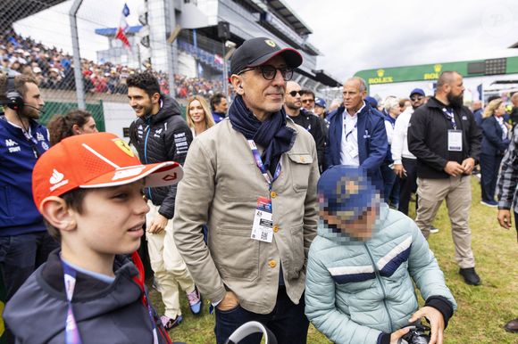 Gad Elmaleh avec son fils Raphaël lors de la grille de départ des 24 Heures du Mans 2024, 4ème manche du Championnat du Monde d'Endurance FIA 2024, sur le Circuit des 24 Heures du Mans, le 15 juin 2024 au Mans, France -