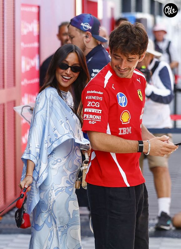 24 juillet 2026, Budapest, Hongrie : Budapest : GP de F1 de Hongrie 2026. le 24 juillet 2026, (Photo par Hoch Zwei),.. 16 LECLERC Charles (mco), Scuderia Ferrari avec sa femme Alexandra Leclerc (Alexandra Saint Mleux) et leur chien qui fait ses besoins devant le garage Red Bull, femme, chien, (Crédit image : © Hoch Zwei via ZUMA Press Wire)