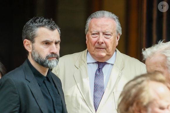 Louis-Arnaud L'Herbier à la sortie des obsèques du producteur Humbert Ibach (Mémé Ibach), figure du disque et de la TV des années 70/90, en l’église Notre Dame d’Auteuil à Paris, France, le 12 mai 2025. © Christophe Clovis/Bestimage