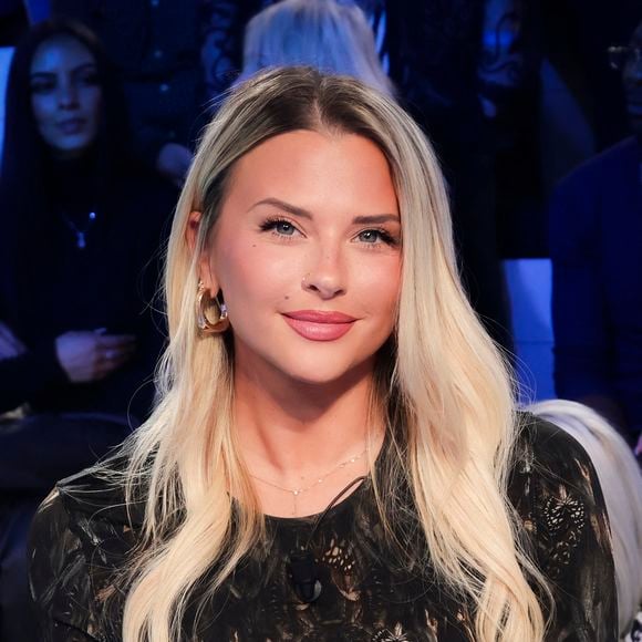 Kelly Vedovelli est devenue maman des jumelles Esmée et Céleste le 4 juin 2026.

Kelly Vedovelli sur le plateau de l’émission "TPMP". 

© Jack Tribeca / Bestimage