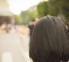 En ce qui concerne le carré, une version souple ou légèrement dégradée surpasse les lignes géométriques trop strictes qui ont tendance à marquer les rides.