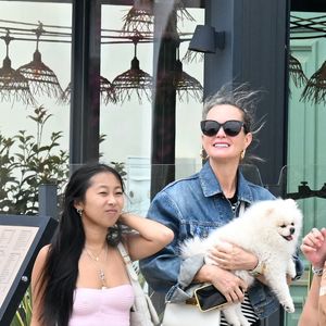 Laeticia Hallyday et ses filles Jade et Joy (qui résident depuis quelques jours dans la propriété familiale du Cap-d'Ail) arrivent à Marseillan pour déjeuner avec Elyette Boudou "Mamie Rock" (qui fêtera ses 89 ans le 5 juillet prochain), accompagné de son père André Boudou et sa fille Alcéa (demi soeur de Laeticia). Toute la famille est allée déjeuner à la crêperie "La Maison de Camille" à Marseillan, France, le 2 juillet 2024.

Photo : Agence / Bestimage